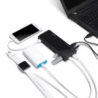מפצל Tp-Link UH720 USB 3.0 7-Port – מפצל שחור המחובר למחשב נייד ומטעין מספר מכשירים חוטיים