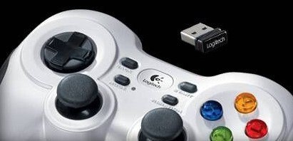 בקר משחק אלחוטי Logitech F710 Gamepad – מבט תקריב על הבקר הלבן עם דונגל USB אלחוטי