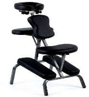 כיסא עיסוי נייד מתקפל Medics Care MC-215 – עמיד למים כיסא עיסוי שחור עם ריפודים ושלדה מתכתית אפורה על רקע לבן