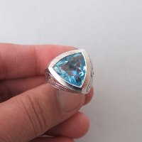 טבעת מרשימה עם אבן בחיתוך טריליון וחריטות