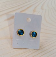 עגילי סטאד עגולים מאפוקסי כחול עמוק עם מסגרת זהב 