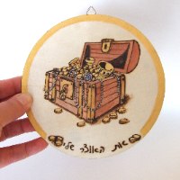 ציור בצריבה על עץ- תיבת אוצר עם הקדשה אישית