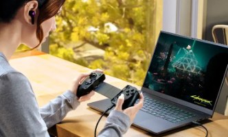 בקר משחק לסמארטפונים Razer Kishi V3 – אישה משחקת עם בקר מפוצל המחובר למחשב נייד