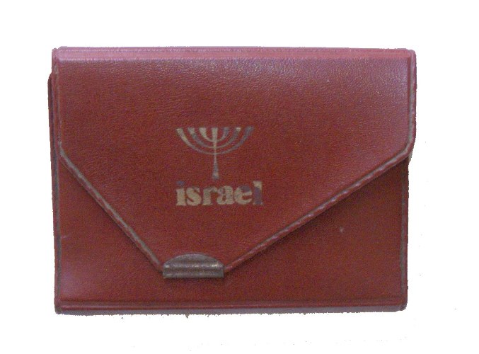נרתיק לקלפים מפלסטיק דמוי עור, עם סמל מנורה עם שבעה קנים, ישראל שנות ה- 60, וינטאג'