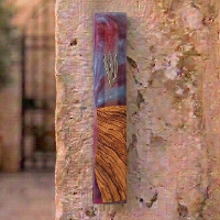 מזוזה שקופה  עם נגיעות של אדום בגודל 20 ס"מ