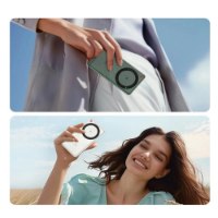 נתב נייד Zte U30 Air Mifi 5G – שני נתבים אלחוטיים בצבע ירוק ולבן מוצגים בידיים