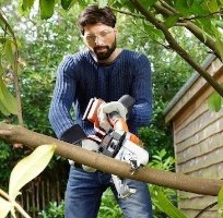 מסור גיזום נטען Black+Decker GKC1000L-QW לפתרון מהיר ואיכותי לטיפוח צמחים
