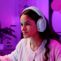אוזניות אלחוטיות צבע סגול לילך Logitech G325 – אישה חובשת את האוזניות הסגולות-לילך על רקע סביבה מוארת בסגול