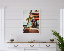תמונת קנבס לאורך של רכב פולסוואגן רטרו כתום וגלשנים | תמונת קנבס בודדת או לשילוב בקיר גלריה
