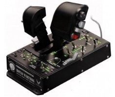 בקר טיסה Thrustmaster HOTAS Warthog™ Dual Throttle PC – USB בקר טיסה שחור המציג שתי ידיות מצערת וכפתורים רבים