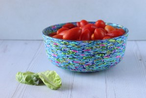קערת סלט בגווני טורקיז, ירוק, סגול וורוד