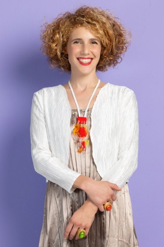 שרשרת צורות על שרוך של מוניס שקוף-ורוד
