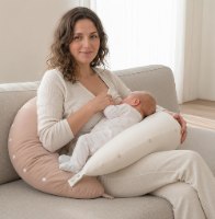 3 ב- 1: כרית הריון, כרית הנקה ופוף לתינוקות ולפעוטות. נסגרת ע"י פטנט ייחודי להנקה בידיים חופשיות, בהריון מסייעת להקלה בכאבי גב ואגן בהריון, בתמונה: אישה מניקה תינוק בעזרת כרית הריון והנקה מונלאב דגם נטורל של קואליטה. woman breastfeeding her baby using pregnancy and nursing pillow Natural MoonLove by Koalita