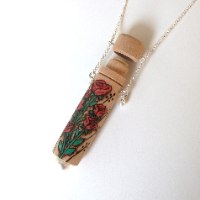 שרשרת עץ ורדים עם קלף עם מסר סודי - צריבה על עץ
