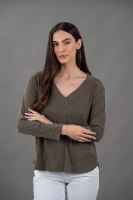 חולצת וי זית בהיר