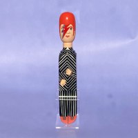 בובת עץ עומדת של המוזיקאי דיוויד בואי David Bowie - סוג ב'