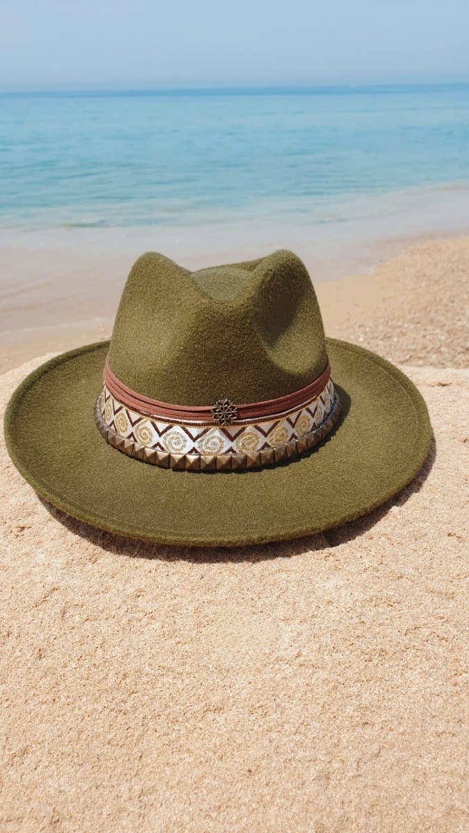 כובע מעוצב ירוק זית
