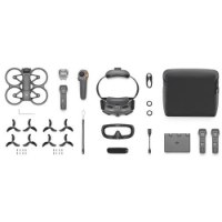 רחפן DJI Avata 2 Fly More Combo (3 Batteries) – פריסת רכיבי רחפן אפור משקפיים שלט סוללות ואביזרים נלווים על רקע לבן