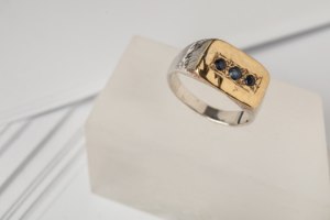 טבעת חותם עדינה כסף וזהב 18K משובצת ספירים כחולות