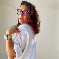 חולצה מדגם איה (שרוול קצר) מבד פיקפיקה בצבע לבן
