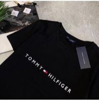 טי שירט נשים שחורה כיתוב קטן טומי הילפיגר Tommy hilfiger