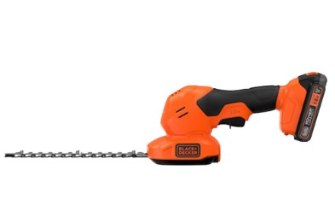 מגזמת שיחים נטענת כולל סוללה Black+Decker BCSS18D1-QW – מגזמת כתומה-שחורה עם להב.
