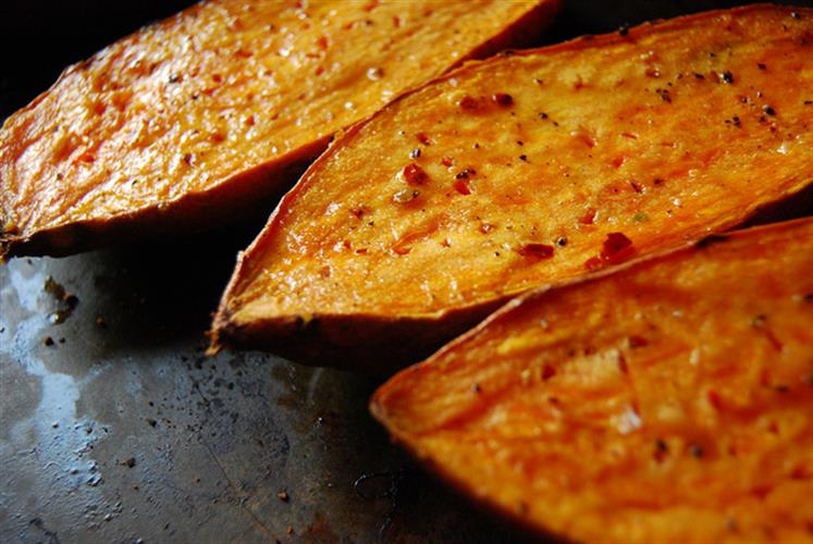 בטטות צלויות בשמן זית שום ורוזמרין       Sweet potatoes roasted in olive oil, garlic and rosemary