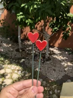 זוג לבבות קטנים על מקלות לעיצוב עציץ
