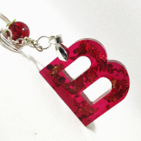 Personalized English letter keychain, handcrafted with a crystal-clear finish and vibrant colorful inserts.