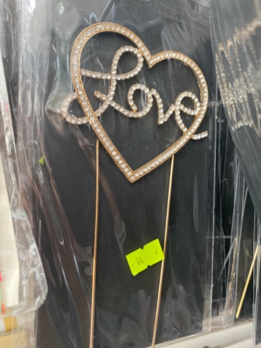 קישוט מהודר ממתכת זהב לב love