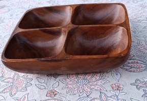 קערת אירוח והגשה מחולקת מעץ מלא (20x20 ס"מ) 🫒 עבודת יד