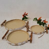 יצירה פיסולית בהשראה אתנית עם ידיות ענף טבעי