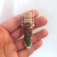 שרשרת עץ ורדים עם קלף עם מסר סודי - צריבה על עץ
