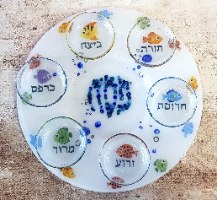 צלחת לבנה מזכוכית בטכניקת פיוזינג לפסח, צלחת סדר לפסח, מתנה לפסח