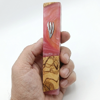 בית מזוזה מרשים לכניסה – עץ זית ואפוקסי ורוד