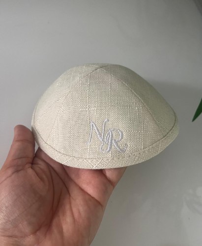 כיפה פשתן שמנת עם רקמת שם
