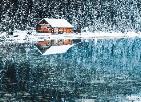 תמונת קנבס הדפס בית צופה על אגם קפוא "Winter Lake"|בודדת או לשילוב בקיר גלריה | תמונות לבית ולמשרד