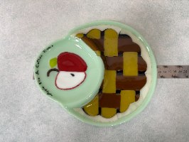 צלחת זכוכית בטכניקת פיוזינג בסגנון של פאי תפוחים