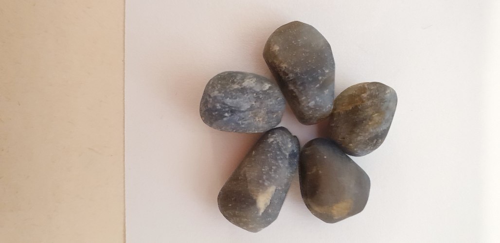 אבן ספיר טבעי כחול-אפרפר לא מלוטש גדול (בסביבות 1.5 סמ) יחידה ב  60 שח או מקבץ 4 יח ב 160 שח