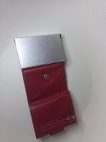 ארנק מעור אמיתי עם מתקן לכרטיסי אשראי נשלפים בצבע אדום.