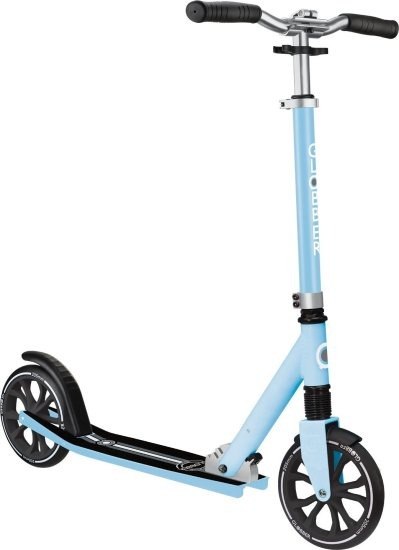 קורקינט מתקפל צבע כחול פסטל Globber NL 205 – פריט בודד בצבע כחול פסטל המוצג בזווית קדמית-צדדית על רקע לבן