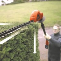 גוזם גדר חיה נטען Black+Decker GTC1843L20 – אדם גוזם גדר חיה ירוקה בעזרת המכשיר
