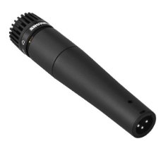מיקרופון דינמי מקצועי Shure SM57-LCE – מיקרופון שחור במבט אלכסוני על רקע לבן