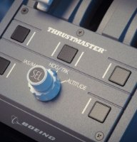 ג'וסטיק ומצערת טיסה Thrustmaster TCA Yoke Boeing Edition – לוח בקרה אפור מציג כפתורים שחורים כפתור SEL ולוגו Thrustmaster
