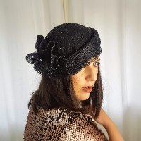 כובע שחור אלגנטי לנשים -  דגם תלתלים