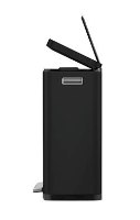 פח אשפה עם דוושה Eko X-Cube 45L – מבט צד על פח שחור עם מכסה פתוח ודוושה