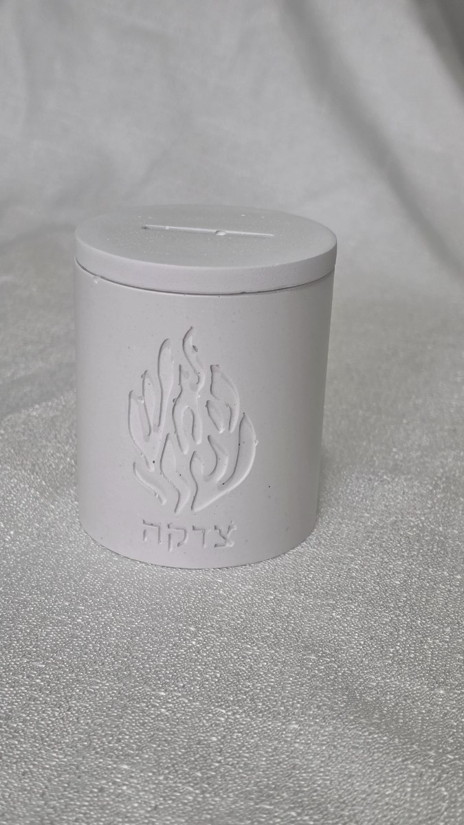 סט מגש אובלי עם זוג פמוטים עגולים וכוסית לגפרורים צבע אדום לבן
