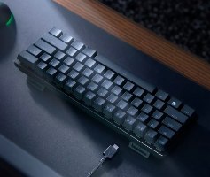מקלדת גיימינג קומפקטית Razer Huntsman Mini Red Switch שחורה עם USB-C ומקשי PBT – תמונה 3