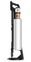 שואב אבק אלחוטי עם תחנת ריקון אוטומטית Deerma Z50 Combo – המכשיר הלבן והשחור עומד מעוגן בתחנת הריקון האוטומטית שלו במבט צד