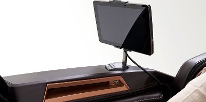 כורסת עיסוי Casada Titan עם מסך דיגיטלי לבחירת תוכניות עיסוי